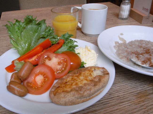 ホテルの朝食です。バイキング式で、種類がとても豊富です。一人でめんどうくさいうえに、気軽に入れる店でもかなりの値段になるので、昼、夜は記憶にないような食事ばかり。この朝食が一番の栄養源でした。