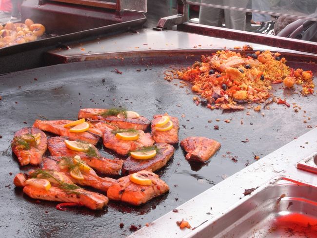 ああ、米だ！　港の近くの屋台で、迷わず頼んだサーモンのパエリヤ。テーブルにつくと、隣のおばさんはシンガポールから来たそうだ。その奥には日本人と思われる女の子。気がつけば東洋人３人。やはり米の威力はすごいのだ。