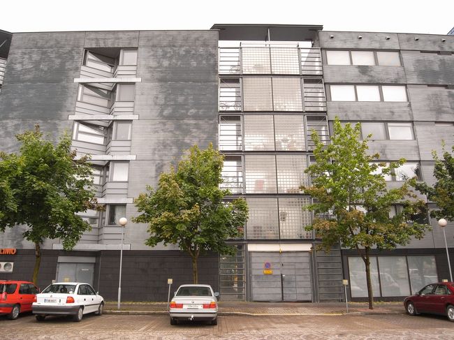 上の建物の別の面です。