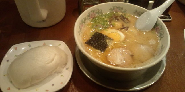 ホテル近くの上通りアーケードにある、「山水亭」さんでラーメンをいただきました。<br />お店に入った瞬間、漂うニンニクの香り。期待通りのThat's熊本ラーメンでした。<br />横にあるのはこのお店の名物、角煮まん。お店の前で売っているのでこれだけ買って帰るお客さんもいます。