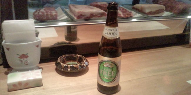 一人で入ったので、カウンター席です。目の前のケースには馬肉がずらりと並んでいます。やんごとない事情でお酒が飲めないので、キリン「フリー」で我慢。