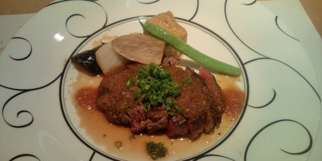 メインディッシュの馬肉ステーキ。<br />焼き加減をミディアムで注文しても中は真っ赤。まあ、お刺身でも食べられるお肉ですから全然問題ありません。外はこんがり、中はジューシーでもの凄くおいしかったです。<br /><br />この後デザートのパンナコッタとコーヒーがでて、締めて2，400円。ランチとしては結構値が張りますが、せっかく熊本に来たのだから馬肉が食べたい！という方は是非お試し下さい。