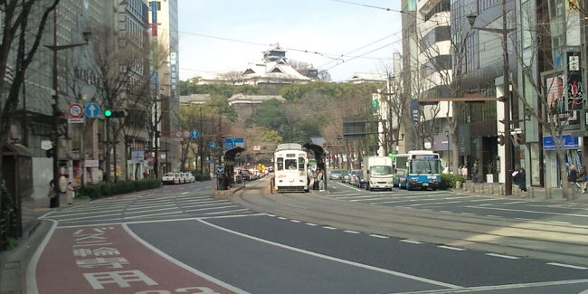 街中を走る市電と熊本城。旅情がかき立てられます。<br />一泊二日の弾丸出張旅行だったので、今度行く機会があれば、もう少し余裕を持ちたいですね。