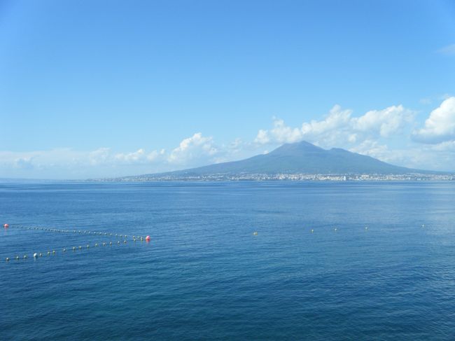 ナポリも遠くから見ると<br />『世界三大美港』納得。