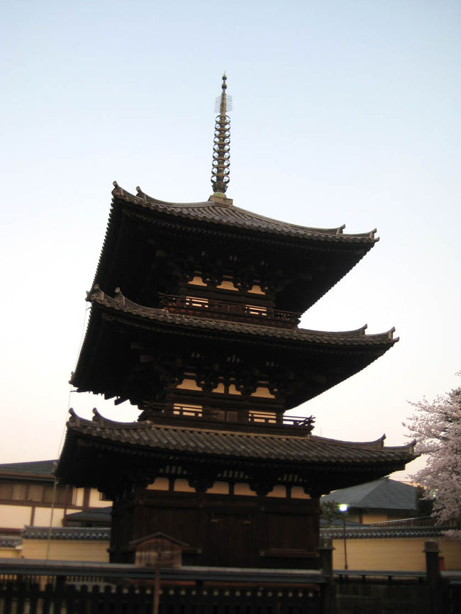 ＜興福寺１＞<br /><br />世界遺産の興福寺。<br />藤原鎌足の病気平癒を願い妻の鏡女王が建てた寺が始まり。<br />平城京遷都とともに現在の地に移りました。<br /><br />写真は、三重塔。<br /><br />ＵＲＬ：<br />http://www.kohfukuji.com/<br />