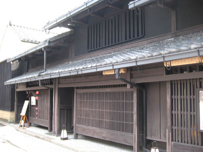 ＜奈良町＞<br /><br />昔ながらの面影を残す格子の家が並び、情緒のある町並みです。<br />江戸時代後期から昭和初期にかけて建てられた町家や民家が点在しています。