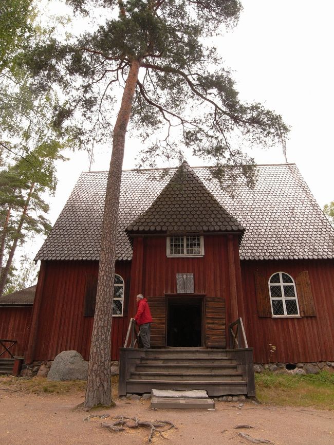 セウラサーリの野外民族村です。わたしが行ったときは改修をひかえて公開していない建物が多かったです。今は、もっと充実していることでしょう。英語のガイドツアー（日に何回かあるようです）が独り占め状態だったので、この教会の屋根はもちをよくするためにタールが塗ってあるとか、教会の席はお金持ちかどうかで分けられているとか、そんな知識はいっぱい身に着きました。