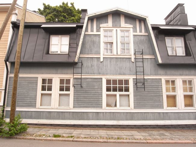 これはヘルシンキ市内の1920年代に建てられた木造住宅。都市計画で周辺に似た感じの建物が並びます。はしごは雪下ろし用でしょうか？