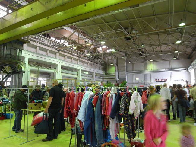 Valtteriのフリーマーケット。本当に庶民のフリマです。楽しい！　すがさわかよさんの「北欧トラベルダイアリー」（http://www.kawade.co.jp/np/isbn/9784309224824）を見て、やってきました。この本、わたしのツボを見事におさえてくれてます。絵もかわいいし、情報も確かだし、女性には特にご一読をおすすめします。