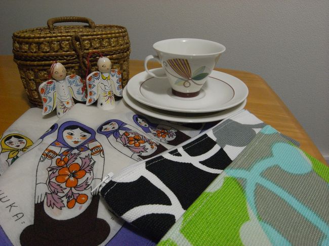 フリマでゲットしたおみやげ。奥のバスケットは確か10ユーロ、天使の飾りは２つで２ユーロ、アラビアの食器は10ユーロ、ロシア柄のスカーフはデッドストックみたいで、10枚くらいまとめ買い。1枚0.5ユーロでした。手前は手作りのペンケースで、２つで４ユーロにしてもらいました。物価の高い北欧、ぜひフリマでいものを見つけてください！