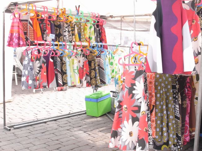 港の横のマーケットで売っていたエプロンドレス。日本で着るのはきびしそうだけど、並んでいるのを見ると、楽しい。