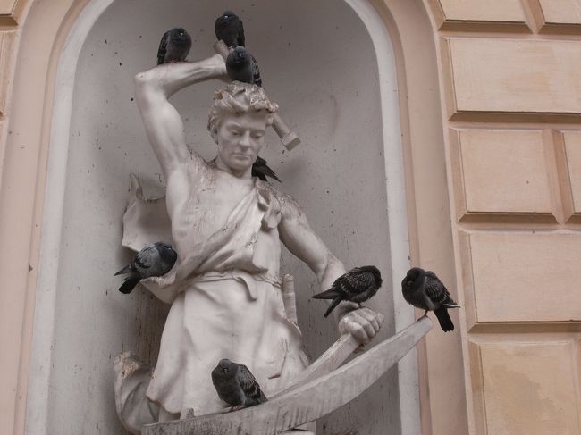 動物虐待?!　鍛冶屋の像だそうです。こんなに留まられたら、いらいらしてガツンとたたいてしまいそうですよね。