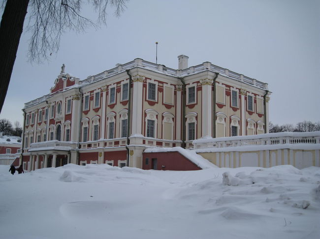 カドリオルグ宮殿<br /><br />オールドタウンから少し東に離れたところにあるカドリオルグ地区<br />ピョートル大帝の残した物が多く残っています<br />夏は庭園がきれいということなので、夏にもう一度きたいところです