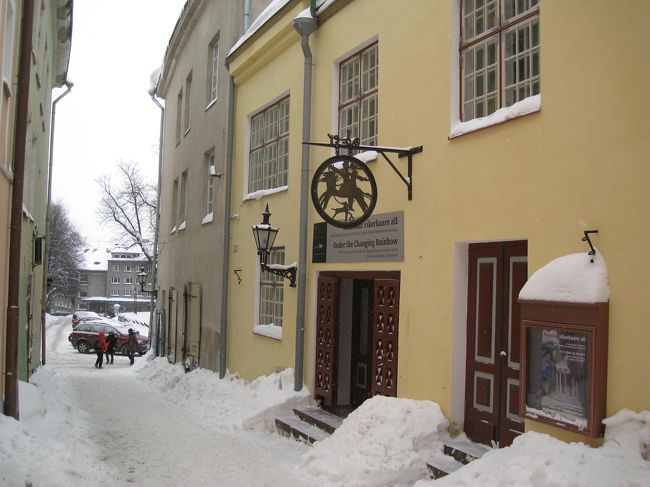 オールドタウンといえば細い小道です<br /><br />タリンはすべてがかわいくて、やっぱり大好きな街です