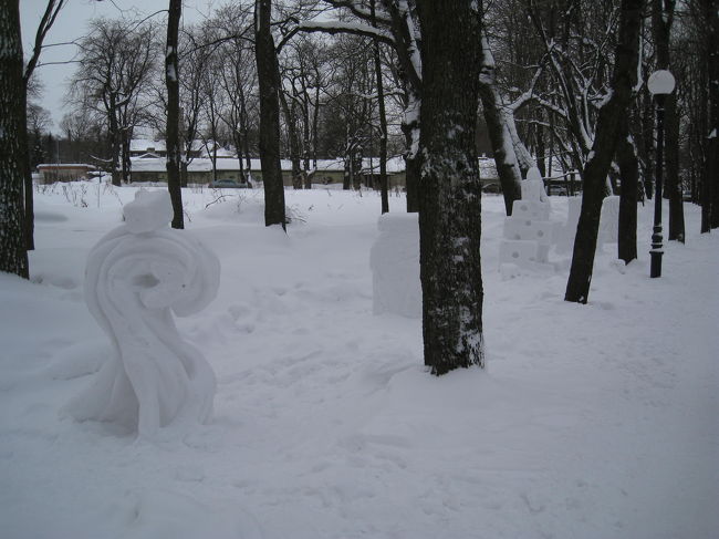 カドリオルグ地区の通り<br /><br />冬で雪が多いからでしょうか、道沿いにたくさんの雪で作った像が飾られていました<br />とっても小さな雪祭りのようです