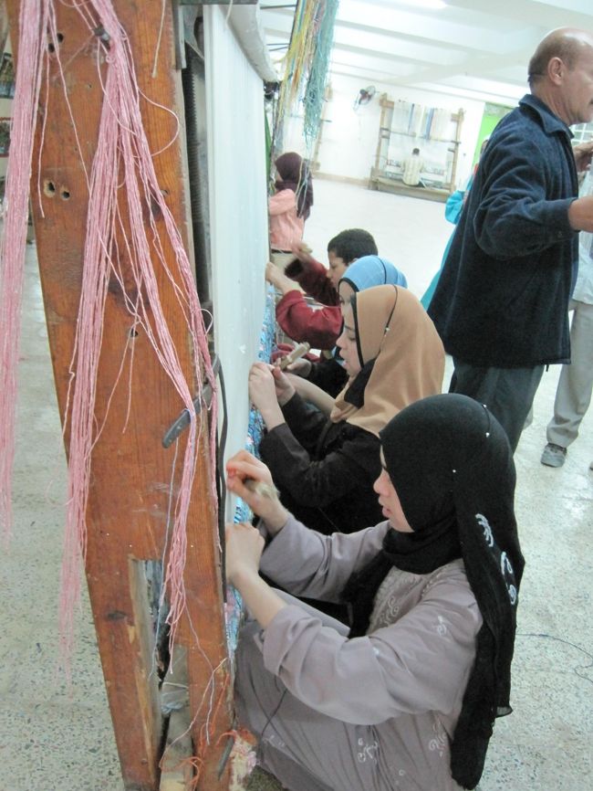 じゅうたんスクールで少女が、パピルスの糸で紡いでいる。昔は日本でも綿から糸を紡いだが。ほとんど<br />みられなくなった。