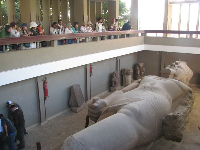 ラムセス２世の像。足が無かったり、顔が傷つけられてるのは、無残だが、宗教上やむなし。