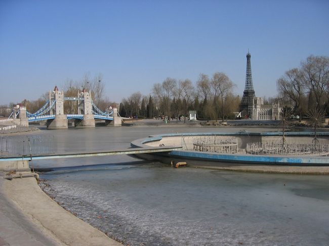 遠くにエッフェル塔を望みながら、コーヒー飲みたいですねぇ。ウン・カフェ・シルブプレ〜。<br />って、寒くてそれどころじゃなかった。