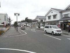 　杵築城の城下町は、北と南の高台の上に武家街があり、その中間の谷に商人街があるというものです。
　これは、商人街の街並みで、きっちりと保存されています。