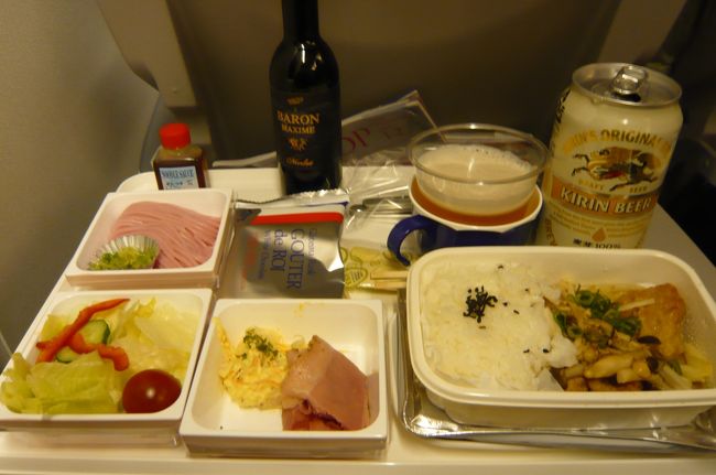 今回は夕食、ビールもワインもいただき、　但しワインはペットボトル入りでした。　食事は美味しく、