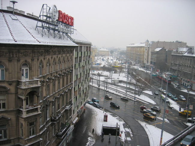 ホテルの窓からみた町並み。窓を開けると外国独特のにおいがしました。