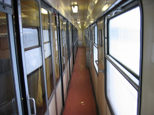 スロバキアに行く国際列車の内部です。目的地はスロバキアのコシツェ。いってきまーす。