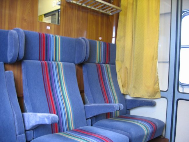 コンパートメント席ですね。ちなみに一等です。初めちょっと見栄張りました。でも、コンパートメントって前の人に気を使って足が伸ばせないから結構きついですよねぇ。