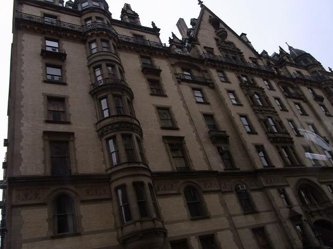 ダコタアパートです。<br />オノヨーコさんは今も住んでいるそうです。<br />