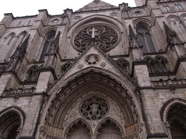 世界最大の教会とのことですが、？？<br />フランスの教会もかなり大きかったので、<br />持ってきて比べないと私にはわからない〜。