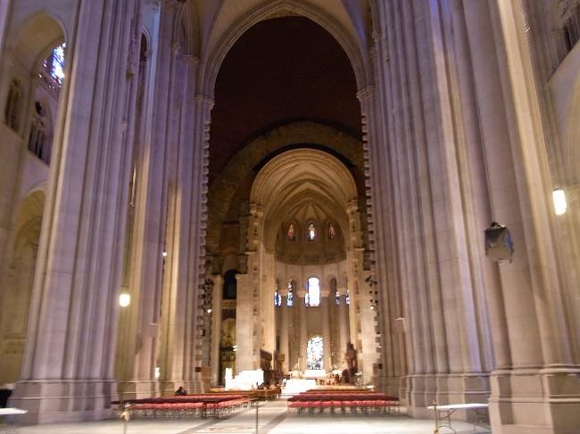 内部です。この日は車がとてもスムーズに移動できたので時間が余ったそうで、予定外の教会の見学ができました。ニューヨーク観光は「所要時間○時間」と書いてありますが、実際は観光箇所の消化が早ければ、そのまま早く終わります。でも、ホテルまで送ってもらううちに渋滞にかかると、結局予定通りの終了時間になりますね。