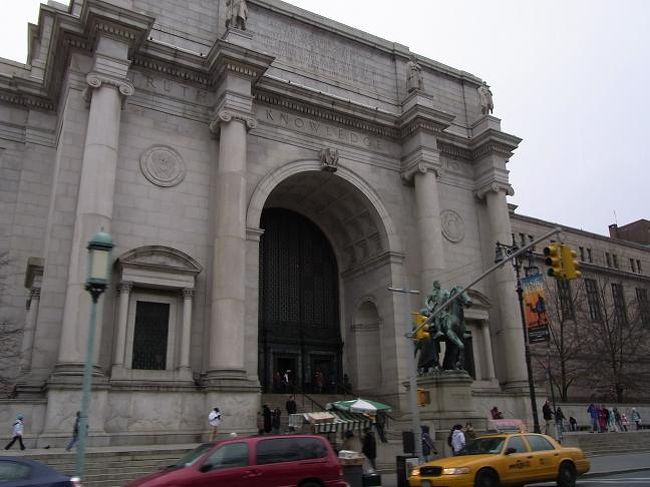 確か市立図書館？SEX＆THE CITYのキャリーが結婚式を挙げたかったところ。通りかかっただけ。<br />S&amp;Cのツアーにも行きたかったけれど今回はあきらめました。<br />「のぶのぶさま」より教えていただきましたが、この建物は「アメリカ自然史博物館」でした！<br />ガイドさんが「時間があったらぜひ行って下さい」と<br />勧めてくださっていた所。<br />ナイトミュージアムの舞台ですね。<br />あの映画は英会話の勉強のために何度も見て<br />お気に入りのひとつです。<br />次回は絶対見に行きます。<br />