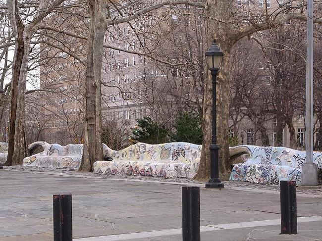 グラント将軍の棺が置かれている建物の横にあるベンチ。ガウディしてました。（＾＾