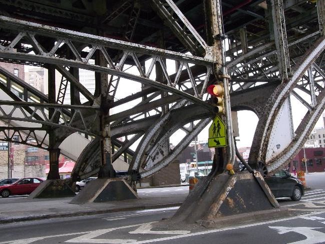 New Yorkを表現するのに、この鉄骨の構造物は最適ではないかな？すごくニューヨーク！という感じがする。エッフェル塔の構造とは味が別物だと思う。<br />骨はあるけど無骨で美しい。（−−