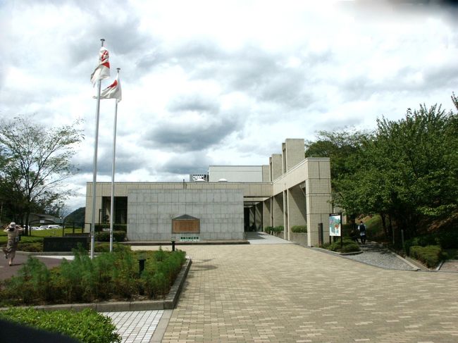 ➛舞鶴港は、戦中は旧海軍の軍事的拠点として使用されていましたが、戦後は大陸に進駐していた軍人軍属や一般人の日本本土への引揚、および日本に在留していた中国・朝鮮人の送還のための指定港のひとつとなりました。これに伴い、日本各地から夫や親族の帰還を待ち望む多くの人々が、舞鶴港へと出迎えに訪れました。<br />➛舞鶴引揚記念館<br />http://bit.ly/QaFubQ