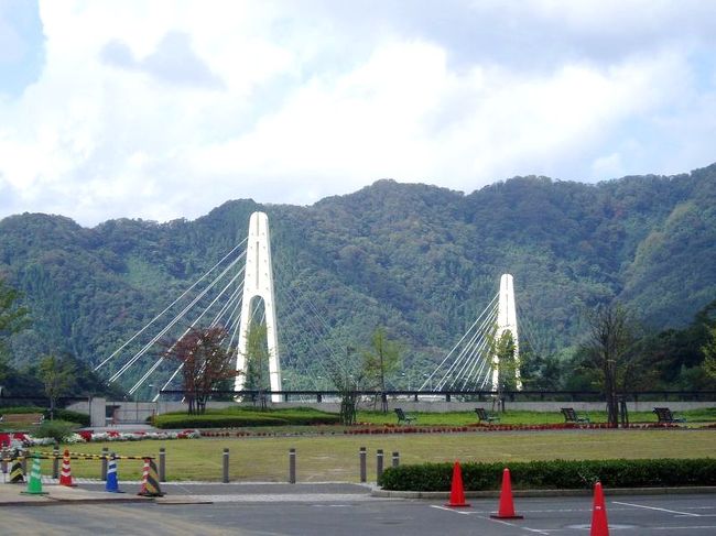 ➛舞鶴クレインブリッジは戦後、引き揚げの拠点となった舞鶴平湾にかかる白い斜張橋で、全長735m、水面からの高さ約95mにもなります。二羽の鶴をイメージして設計されたもので、主塔は鶴のくちばしを、ケーブルは羽をイメージして造られました。<br />➛舞鶴クレインブリッジ<br />http://bit.ly/RBUOQz