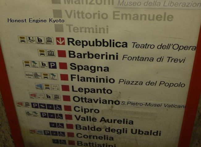 乗車するホームの見つけ方は、線路内の行先表示板か、左写真の駅名表示板で確認できる。<br />（電車の進行方向は下方向で、文字が黒くなっています）