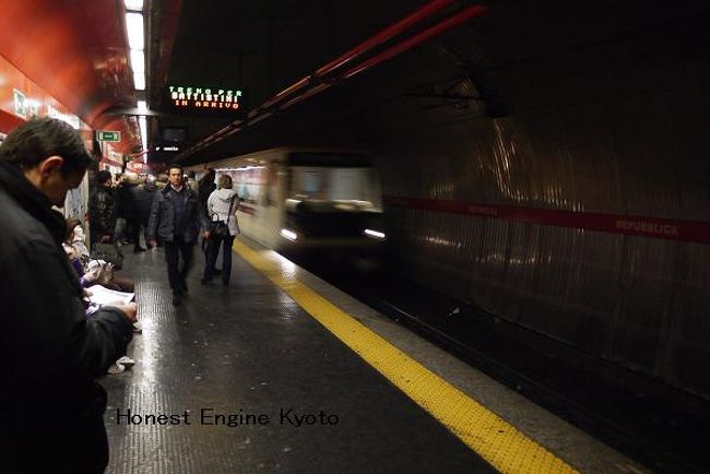 電車がホームに入ってきました。