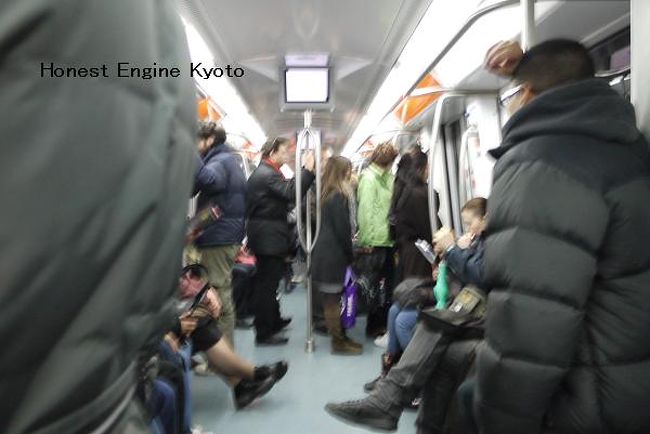 車内は混雑していませんが、日本と同じく出入り口に人が集まっています。