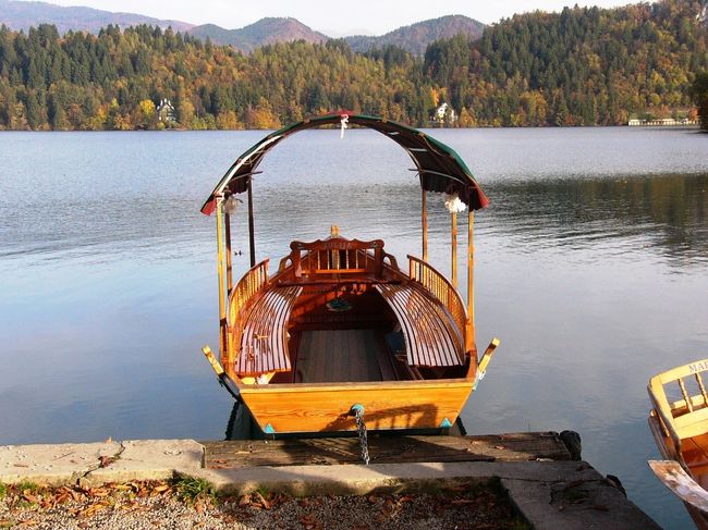 翌朝ＢＬＥＤ湖の観光から始まりました。<br /><br />歩いても行ける所ですが<br />その後の移動もあって観光バスで船着場に。<br /><br />