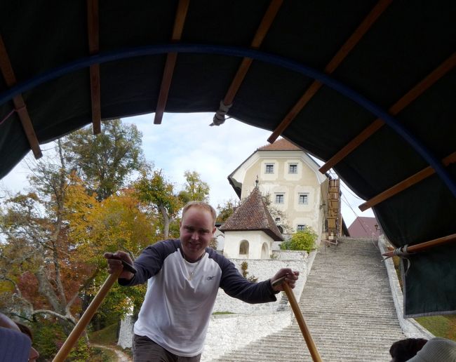 聖マリア教会の小島に行くには船しかありません。<br /><br /><br />この渡し舟の船頭は<br />手漕ぎだけが許されていて<br />先祖代々受け継がれたファミリービジネス<br />だそうです。<br /><br />