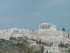 パルテノン神殿です。この位置からは手のひらにパルテノン神殿を乗せて撮影するのが定番です。