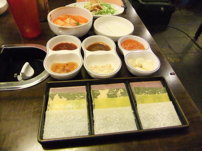 なんと餅で巻いて食べます^^<br /><br />もちろんサンチュもありますよ〜<br /><br />餅で水ダイコンと肉、キムチなど色々巻いてガブッ<br /><br />おいしすぎる･･･<br /><br />どんどんいける☆