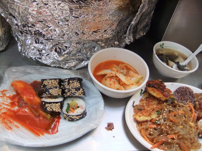 広蔵市場に行きました。<br /><br />ここの市場も注目されつつあるということで･･･<br />なんかたくさん盛られました。<br /><br />2人で26000ウォン。(1978円くらい)<br />もっと安いと思ったのですが、日本人用の値段かも<br />でもこれだけ食べれて2000円いかないのは普通に考えたら安いですよね！えぇ。そう考えなきゃ！