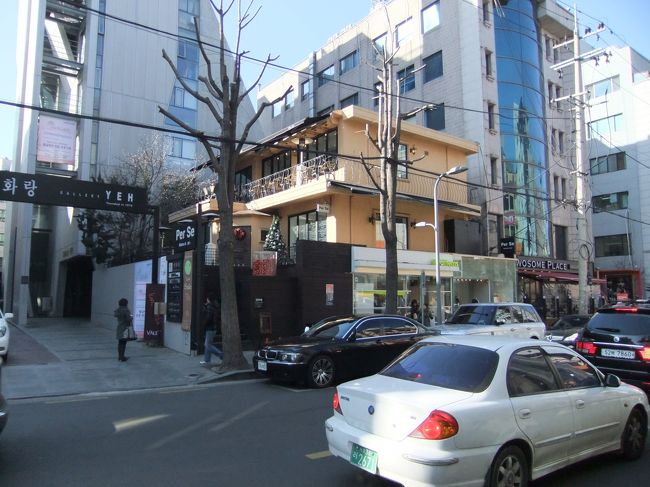 新沙洞のカロスキルにやってきました！<br /><br />ここは江南地区(セレブ地区)でハングルより英字が多く、ヨーロッパみたいな雰囲気♪<br /><br />街行く人もおしゃれで、服屋がたくさん！