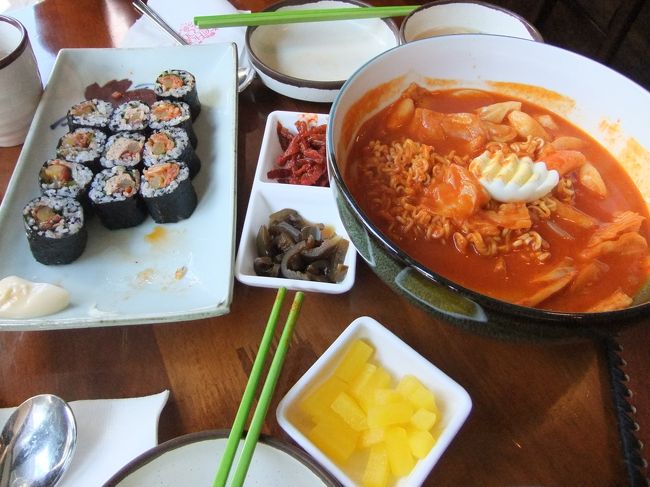 SCHOOL FOODというお店。<br /><br />日本語メニューあります。<br />キムパプやトッポキやラーメンなど韓国のよくあるメニューが食べられます。<br />頼んだのは、特製キムパプとトッポキラーメン^^<br /><br />すごくおいしいです！<br />でもトッポキラーメンの方は、とんでもない辛さでした･･･私の食べた中で一番辛い。<br />ラーメンに激辛スープが絡みついて･･･<br />泣きました。笑