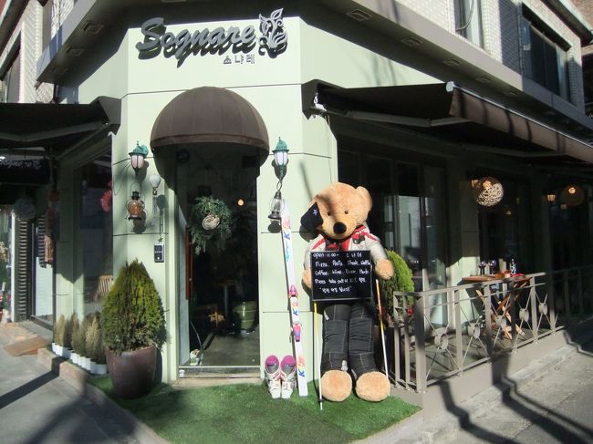 食べ終わって店を出ると、辛すぎて体に異変が起きたのか寒さを感じませんでした。笑<br /><br />カフェです。<br />くまさんがかわいい^^<br />おしゃれ〜