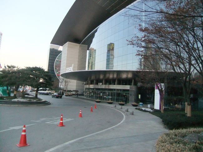 ＣＯＥＸモールに来ました！<br /><br />三成駅です。大型ショッピングモールで、なんでもあります！<br />本当に大きかった!!!<br />任天堂のお店とかどんぐり共和国(ジブリの店)やらゲームセンター(日本製のゲームがある)があって･･･<br />ここは日本？？って感じです^^