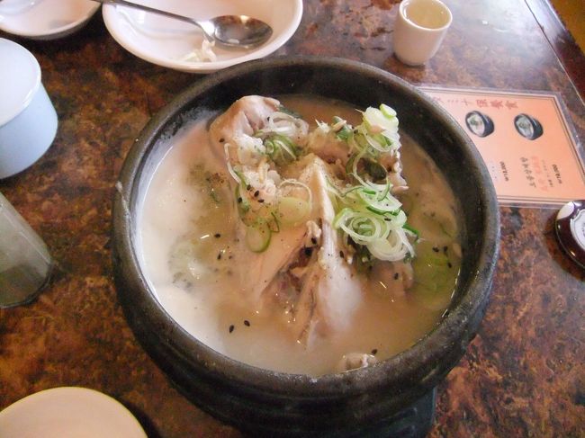 有名な土俗村のサムゲタン!!<br /><br />いやぁ〜おいしい♪<br />オンドル(床暖房)でこんな温かいものが♪<br />しかも1300円です！<br />また食べたい〜今すぐ食べたい〜<br />ってぐらいおいしいです！