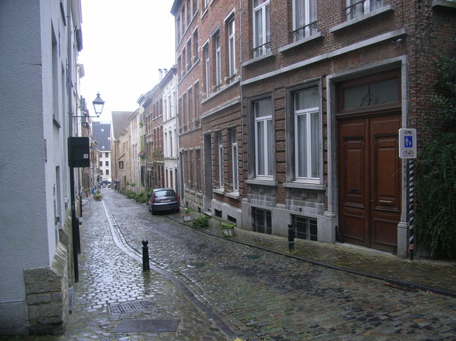 雨が降ってきたぁｗ<br /><br /><br />濡れた石畳もイイものです。