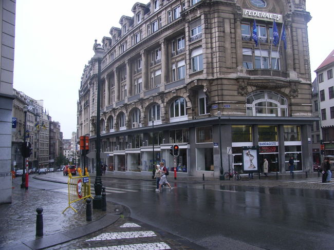 グラン・プラス方面へ、勘を頼りに。。。<br /><br />重厚な建物が並びます。<br /><br />